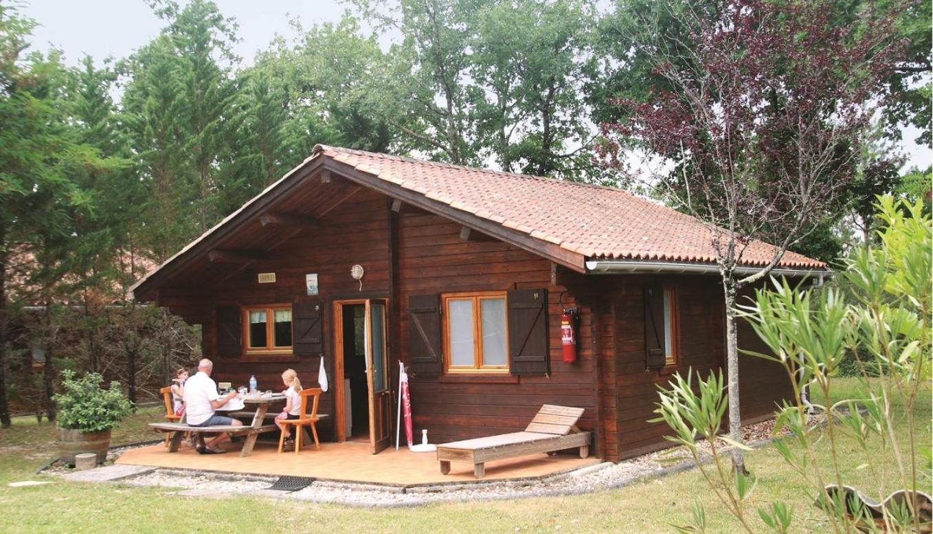 Camping Fontaine Du Roc Hostal Devillac Exterior foto