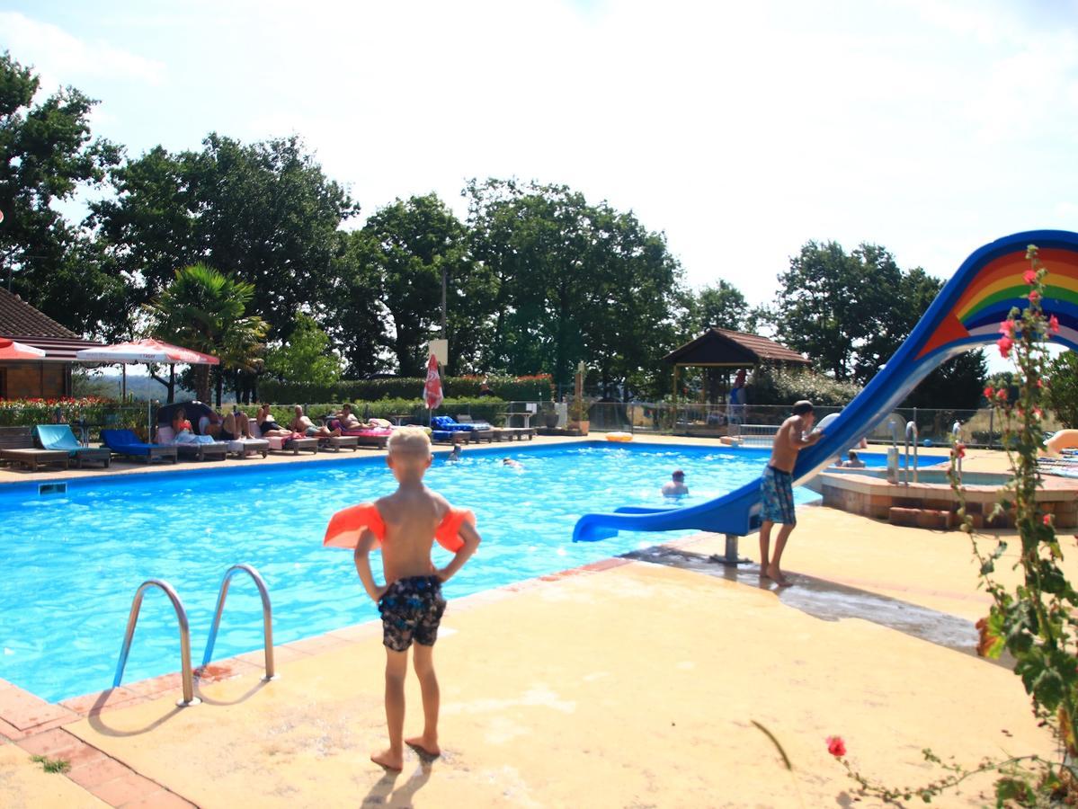Camping Fontaine Du Roc Hostal Devillac Exterior foto
